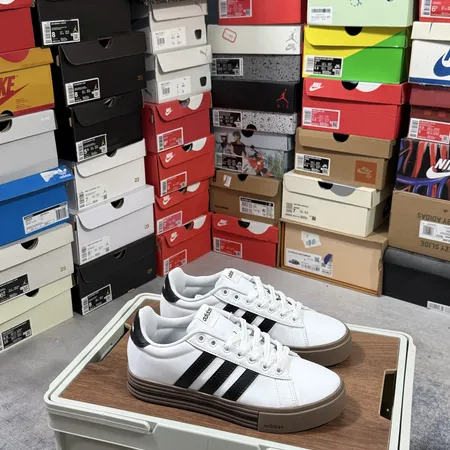 アディダス カジュアルシューズ