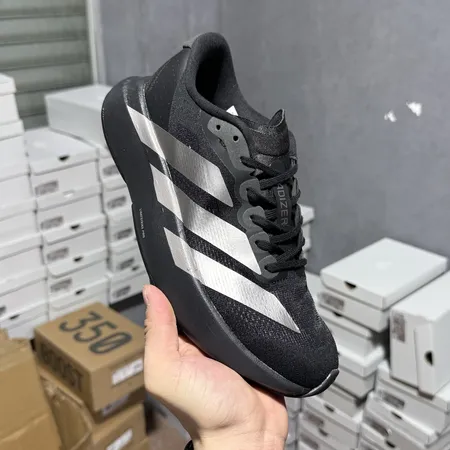 アディダス スニーカー