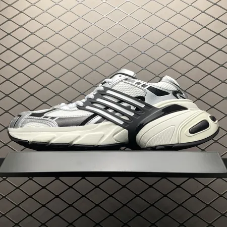 アディダス スニーカー