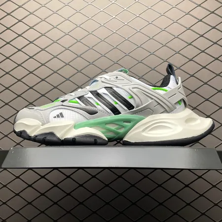 アディダス スニーカー