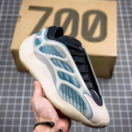 アディダス スニーカー