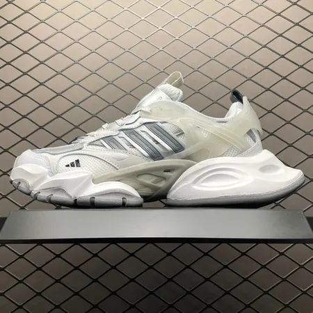 アディダス スニーカー