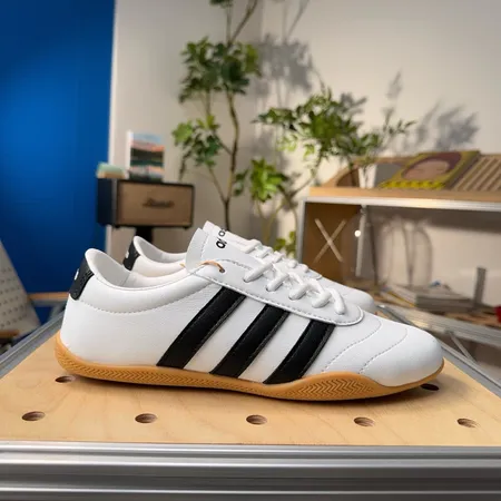 アディダス カジュアルシューズ