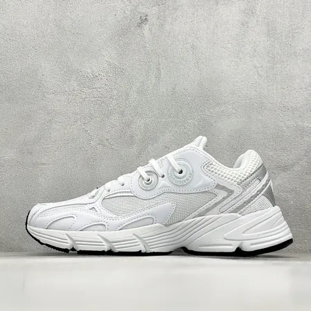 アディダス スニーカー