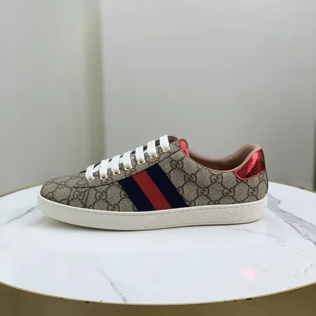 グッチ カジュアルシューズ