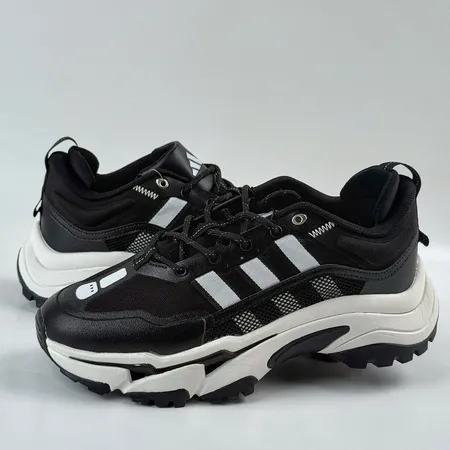 アディダス スニーカー