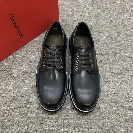 フェラガモ カジュアルシューズ