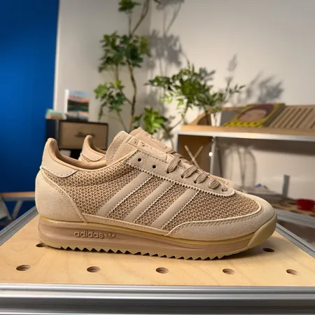 アディダス カジュアルシューズ