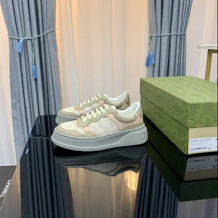 グッチ カジュアルシューズ