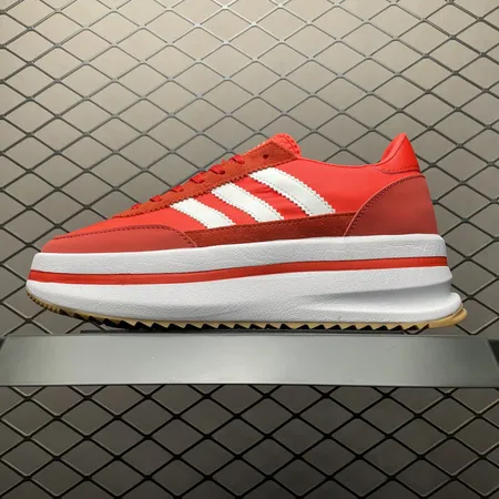 アディダス スニーカー