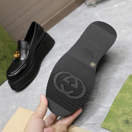 グッチ カジュアルシューズ