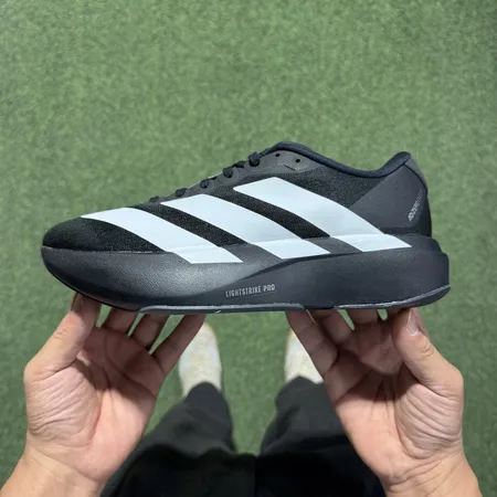 アディダス スニーカー