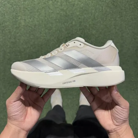 アディダス スニーカー