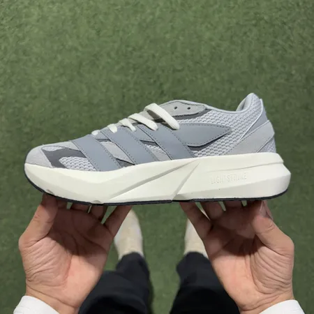 アディダス スニーカー