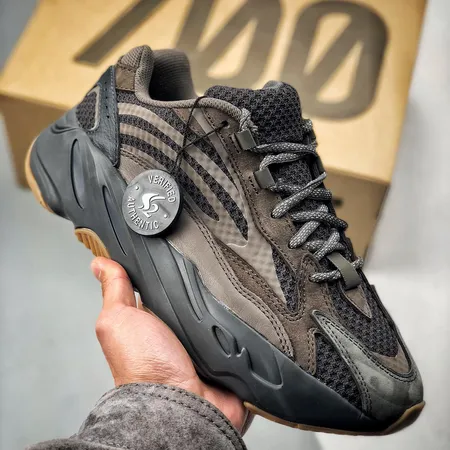 アディダス スニーカー