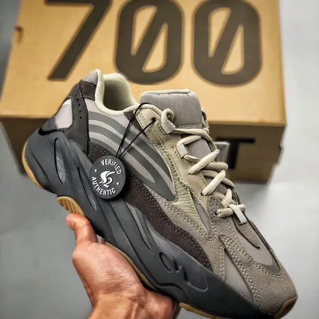 アディダス スニーカー