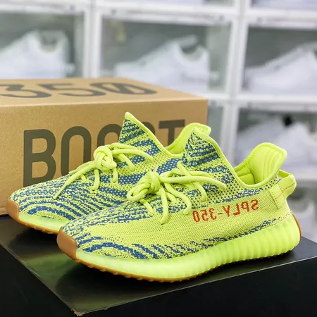 アディダス スニーカー