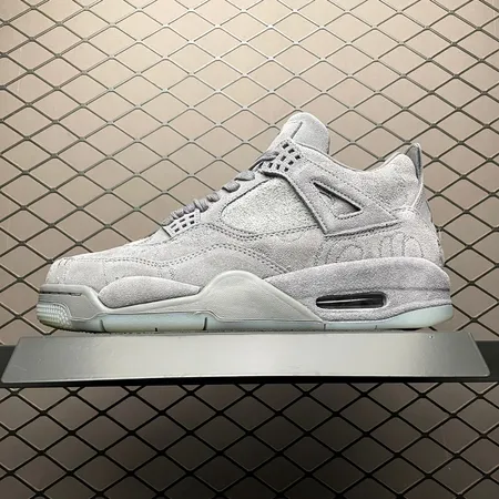 カウズ スニーカー