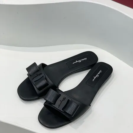 フェラガモ スリッパ