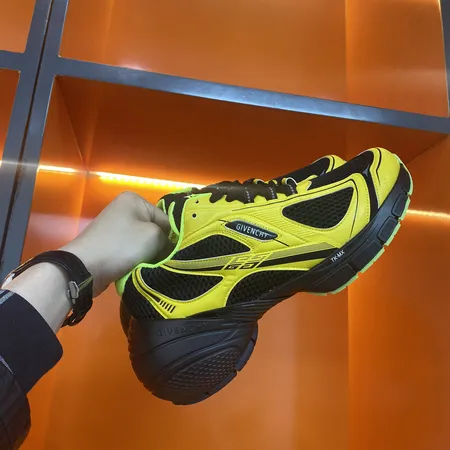 ジバンシィ スニーカー