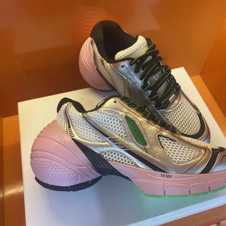 ジバンシィ スニーカー