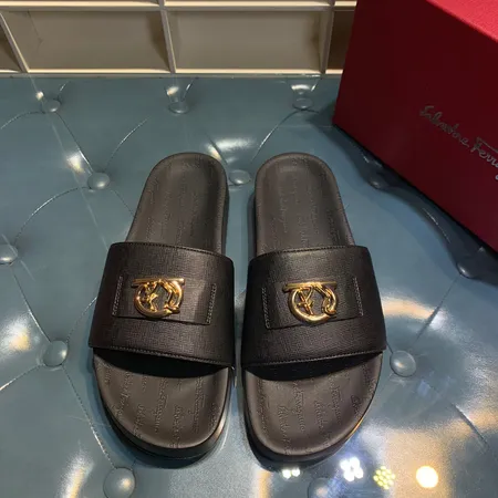 フェラガモ スリッパ