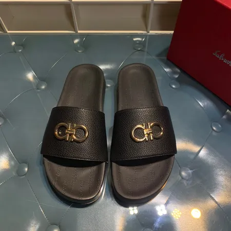 フェラガモ スリッパ