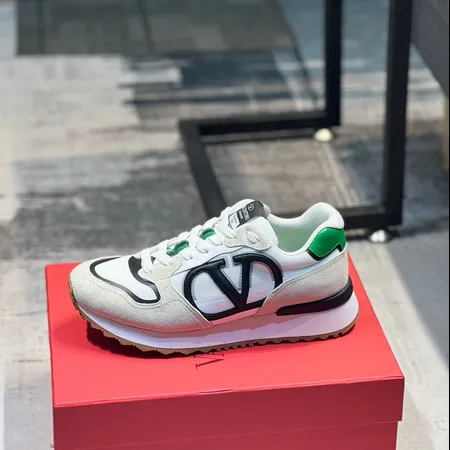 ヴァレンティノ スニーカー