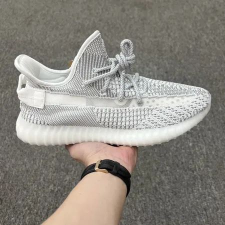 アディダス スニーカー