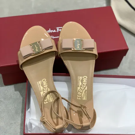 フェラガモ サンダル