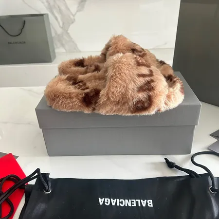 バレンシアガ スリッパ