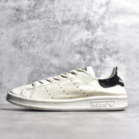 アディダス カジュアルシューズ