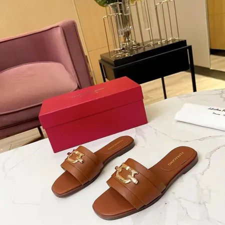 フェラガモ スリッパ