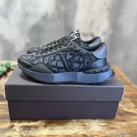 ヴァレンティノ スニーカー