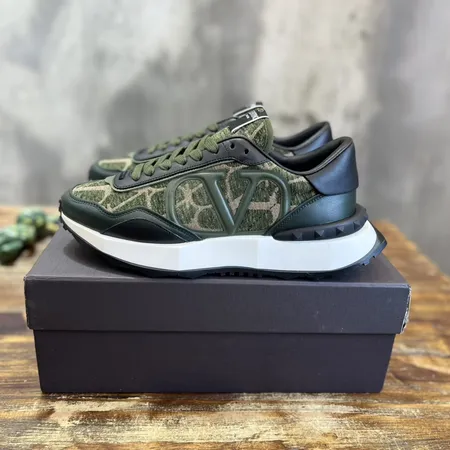 ヴァレンティノ スニーカー