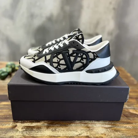 ヴァレンティノ スニーカー