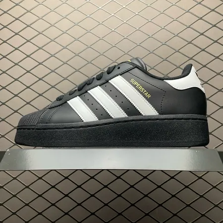 アディダス カジュアルシューズ