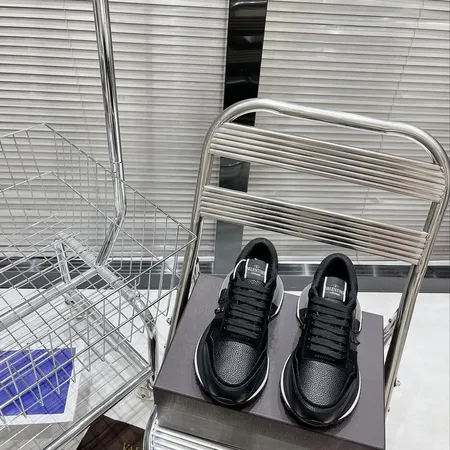 ヴァレンティノ スニーカー