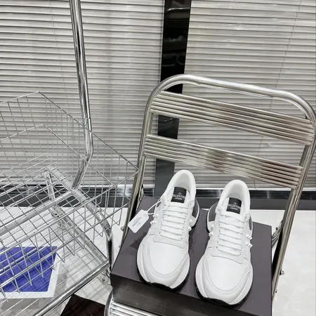 ヴァレンティノ スニーカー