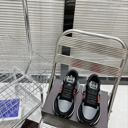 ヴァレンティノ スニーカー