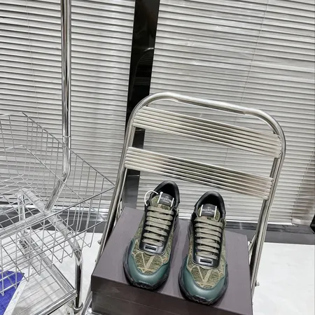 ヴァレンティノ スニーカー