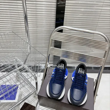 ヴァレンティノ スニーカー