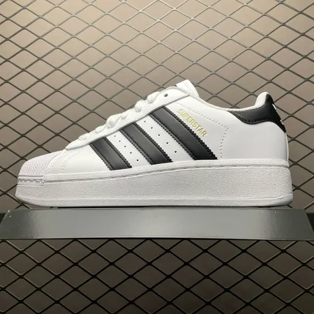 アディダス カジュアルシューズ