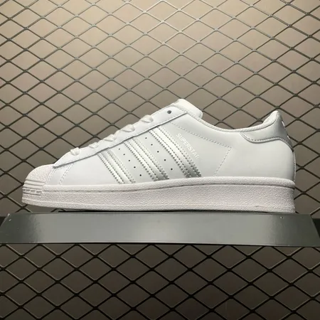 アディダス カジュアルシューズ