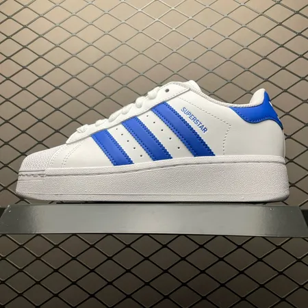 アディダス カジュアルシューズ