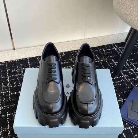 プラダ カジュアルシューズ