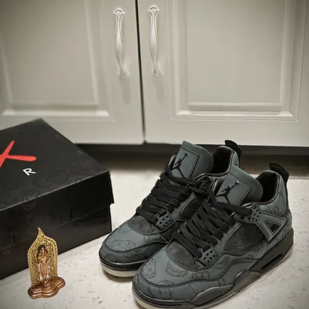 カウズ スニーカー