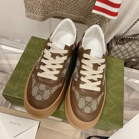 グッチ カジュアルシューズ