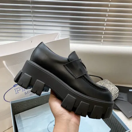 プラダ ビジネスシューズ