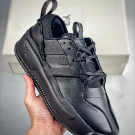 アディダス スニーカー